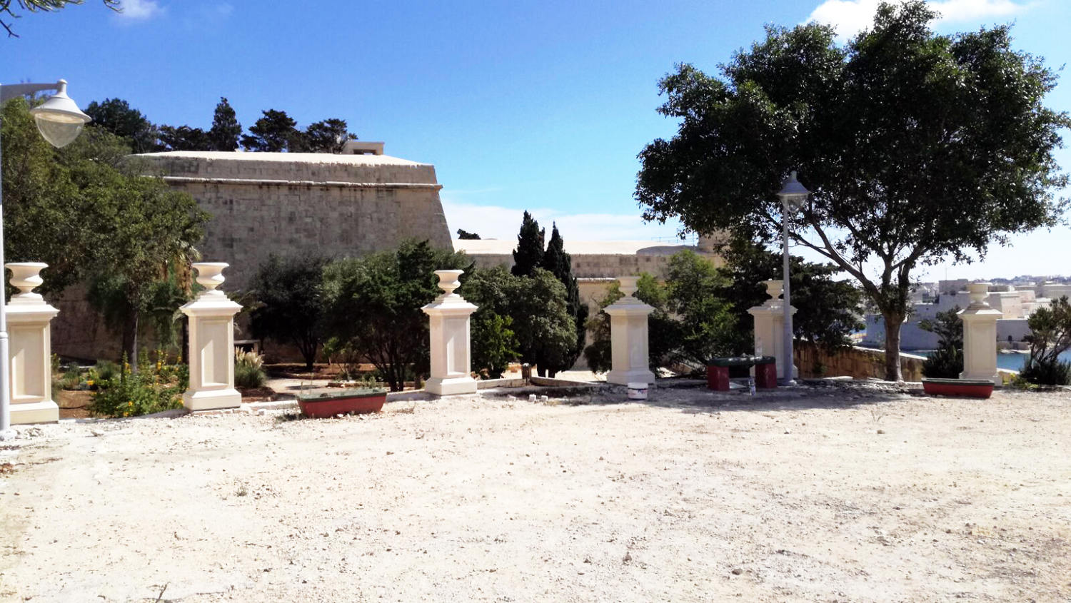 f4adb2e6 fe2a 4e37 a308 4ae0cf895e98 - Colonnine  e vasi in pietra presso Herbert Ganado Garden, Malta